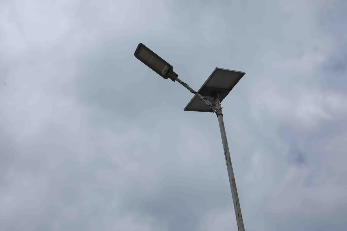 Plus de trois ans après le lancement d’un projet d’éclairage public soutenu par la MONUSCO, les lampadaires solaires continuent de contribuer à la sécurité des habitants et à la vie économique locale.