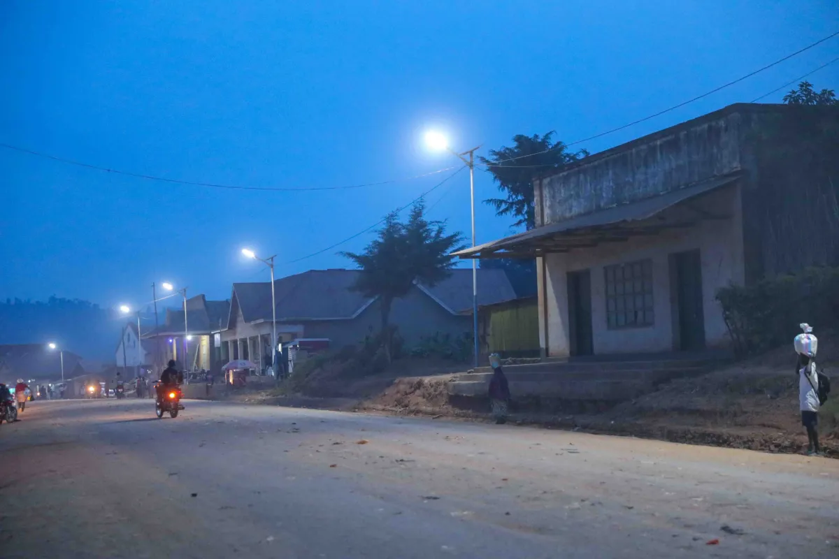 Plus de trois ans après le lancement d’un projet d’éclairage public soutenu par la MONUSCO, les lampadaires solaires continuent de contribuer à la sécurité des habitants et à la vie économique locale.
