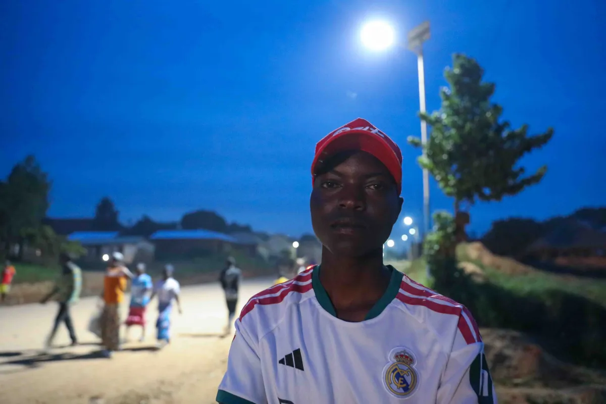 Plus de trois ans après le lancement d’un projet d’éclairage public soutenu par la MONUSCO, les lampadaires solaires continuent de contribuer à la sécurité des habitants et à la vie économique locale.