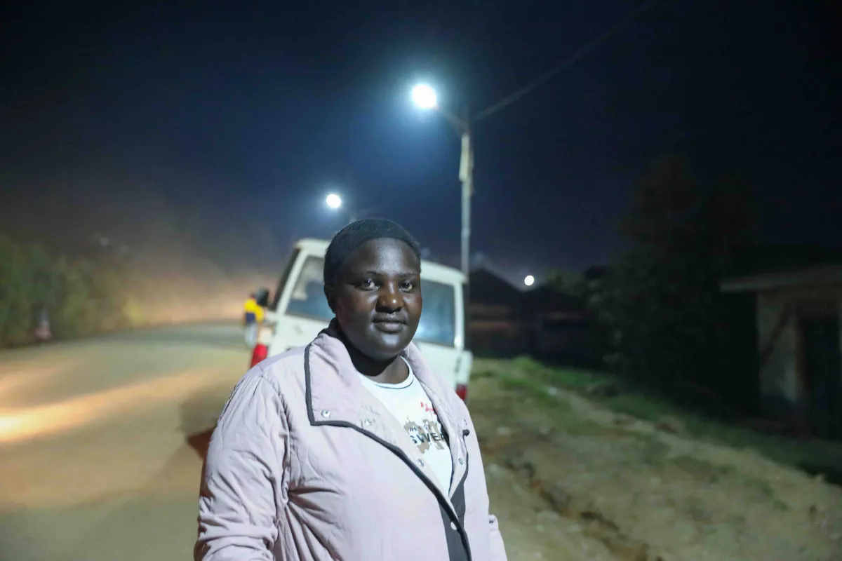 Plus de trois ans après le lancement d’un projet d’éclairage public soutenu par la MONUSCO, les lampadaires solaires continuent de contribuer à la sécurité des habitants et à la vie économique locale.