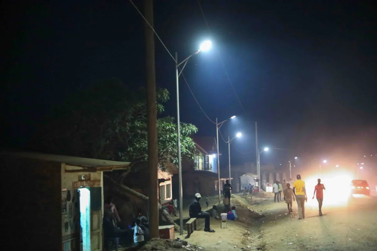 Plus de trois ans après le lancement d’un projet d’éclairage public soutenu par la #MONUSCO, les lampadaires solaires continuent de contribuer à la sécurité des habitants et à la vie économique locale.