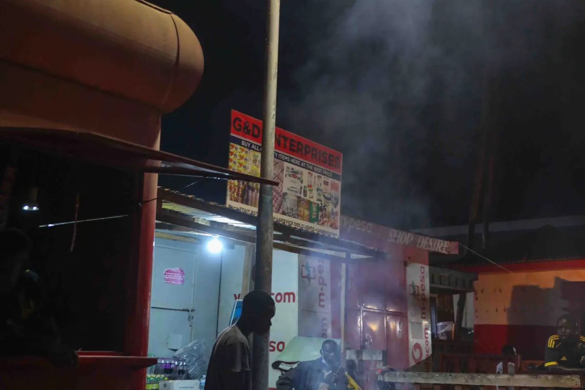 Plus de trois ans après le lancement d’un projet d’éclairage public soutenu par la MONUSCO, les lampadaires solaires continuent de contribuer à la sécurité des habitants et à la vie économique locale.