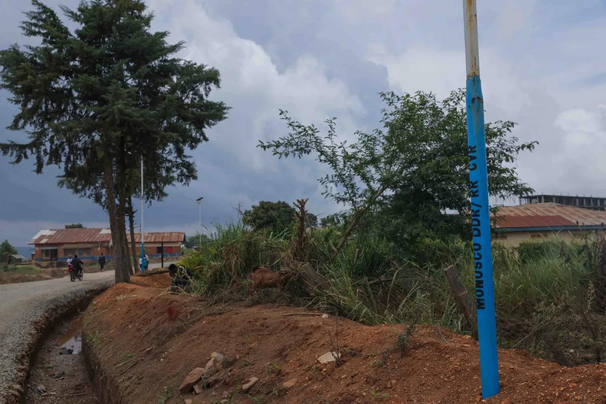 Plus de trois ans après le lancement d’un projet d’éclairage public soutenu par la MONUSCO, les lampadaires solaires continuent de contribuer à la sécurité des habitants et à la vie économique locale.