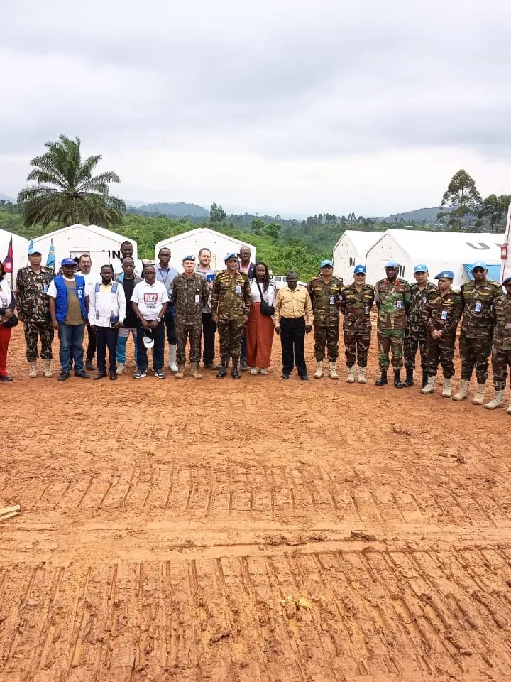 Accompagné du Commandant du Secteur Nord, le Général Md. Saiful Alam Bhuiyan, et du Commandant du contingent népalais, le Colonel Deepak Khadka, le Commandant de la Force a rencontré les troupes et passé en revue les activités conduites depuis la base opérationnelle mobile de la MONUSCO.