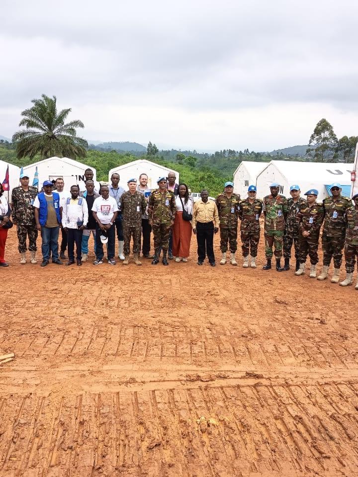 Accompagné du Commandant du Secteur Nord, le Général Md. Saiful Alam Bhuiyan, et du Commandant du contingent népalais, le Colonel Deepak Khadka, le Commandant de la Force a rencontré les troupes et passé en revue les activités conduites depuis la base opérationnelle mobile de la MONUSCO.