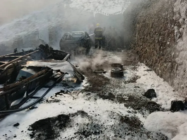 Un véhicule incendié reste sur les lieux après un incendie.