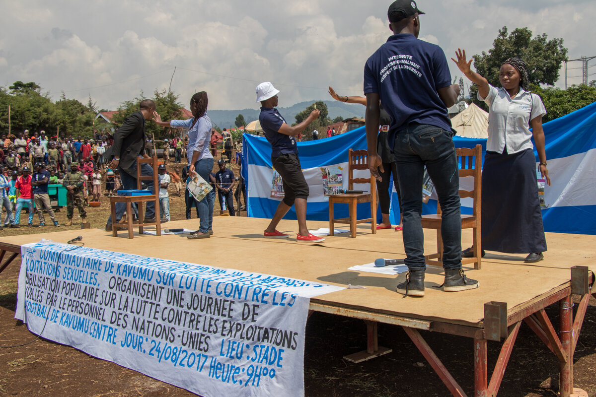 Kavumu, Province du Sud Kivu, RD Congo: Les jeunes de la Compagnie Culturelle ESPOIR disent NON à l'exploitation et  abus sexuels à Kavumu. Photo MONUSCO/Alain Likota