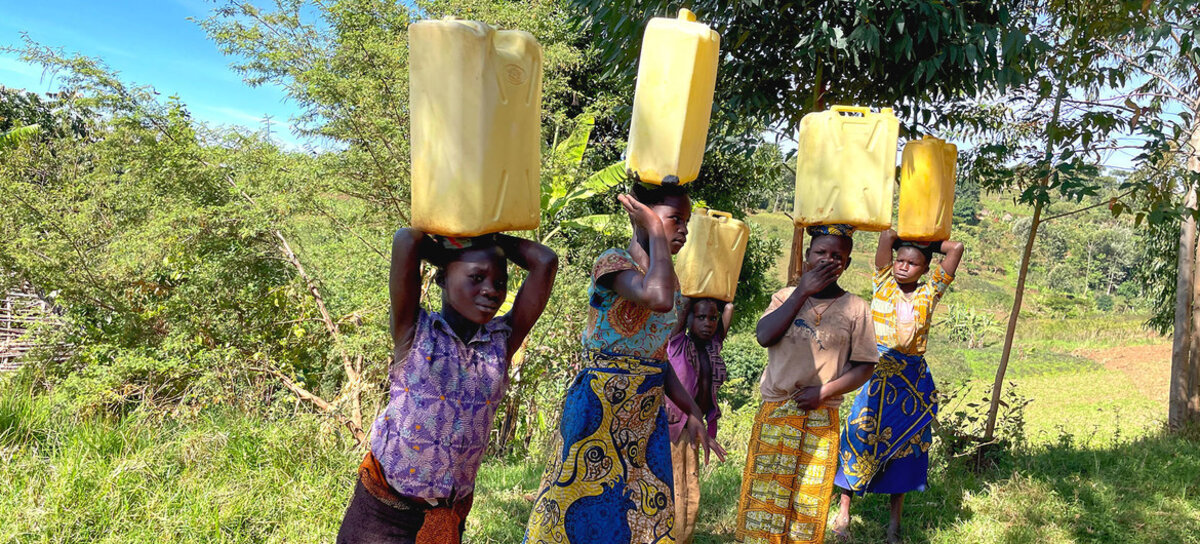 Des jeunes filles transportent de l'eau depuis une source en Ituri, en RDCongo. Photo UNICEF/Scott Moncrieff
