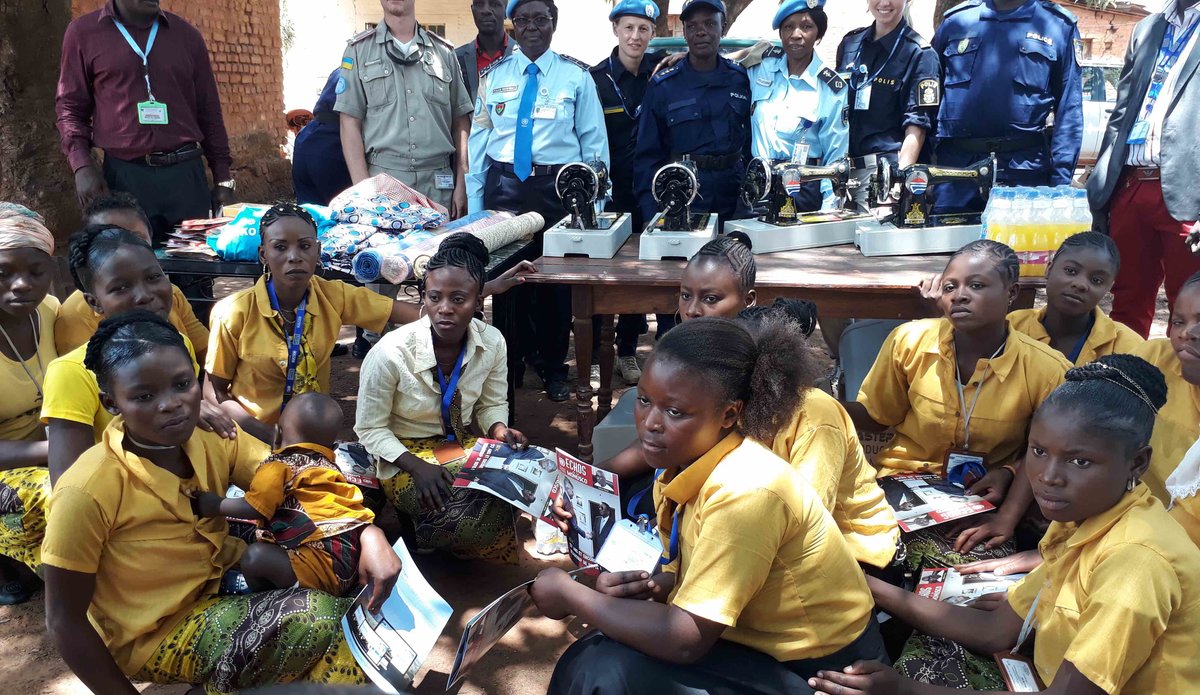 Le réseau des femmes de la Police MONUSCO offre du matériel de coutures aux filles mères de Sakana