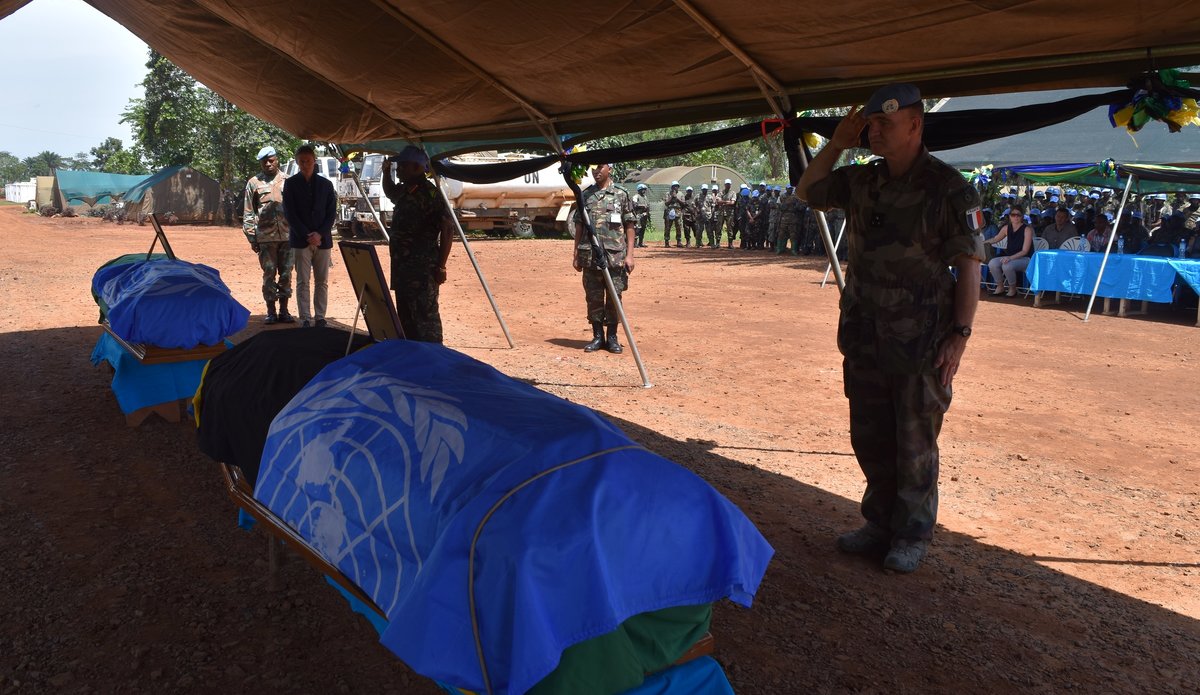 Hommage aux deux casques bleu Tanzaniens tués au combat en territoire de Béni