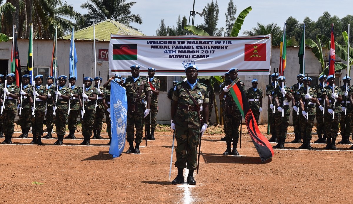 Les soldats du contingent Malawite reçoivent la médaille des Nations Unies