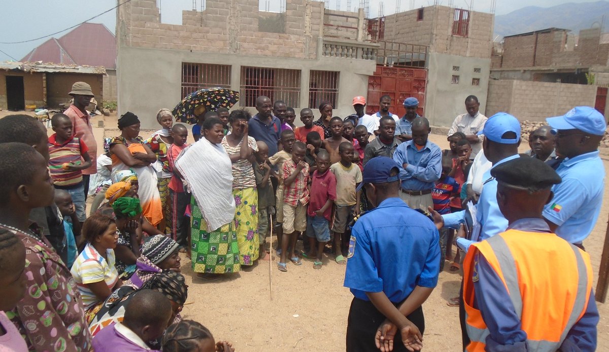 La Police Monusco appuie l’Unité de Prévention et d’A​ssainissement de la Police nationale congolaise dans la sensibilisation contre le choléra à Uvira.