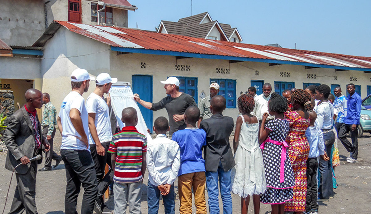 Sortir de l’enceinte sécurisée — les volontaires de l’ONU tissent des liens avec les communautés locales de la RDC