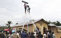Au village Samboko à Beni, la MONUSCO installe des lampadaires pour réduire l’insécurité 