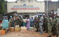 Des médecins de la force de la MONUSCO remettent des médicaments aux détenus de la prison de Beni