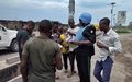 Une équipe de patrouille de la Police onusienne sensibilise des jeunes sur le mandat de la MONUSCO