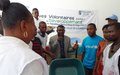 Les Volontaires des Nations Unies remettent un lot d’outils d’assainissement au Corps des Jeunes Volontaires  Congolais