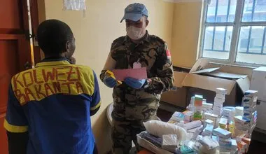 Un professionnel de la santé prend en charge un patient.