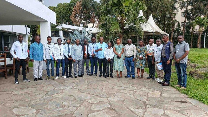 Un groupe pose pour une photo.