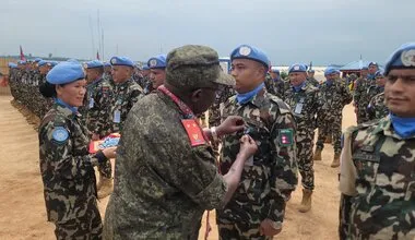 Un soldat de la paix reçoit une médaille.