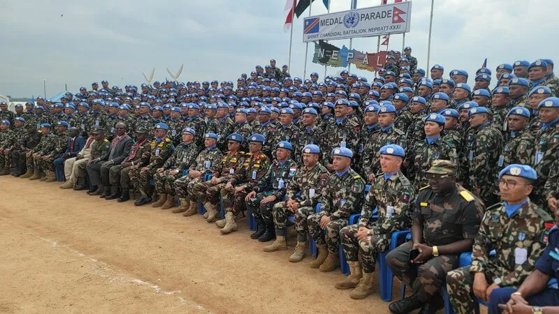 Un groupe de soldats de la paix pose pour une photo.