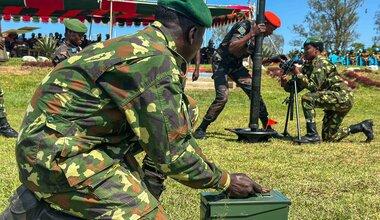 Les Casques bleus participent à des activités.