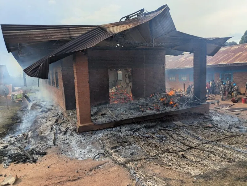 Les ruines d'un bâtiment incendié.