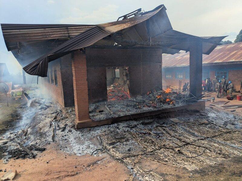 Les ruines d'un bâtiment incendié.