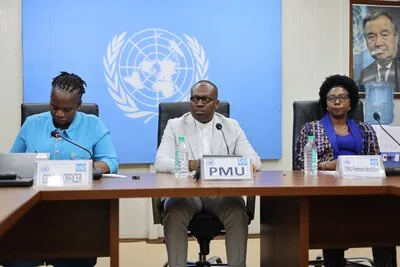 Les intervenants s'adressent au public.