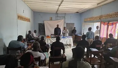 Un groupe est assis pour une présentation.