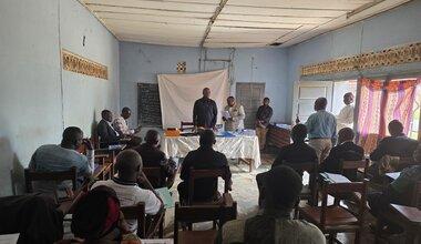 Un groupe est assis pour une présentation.
