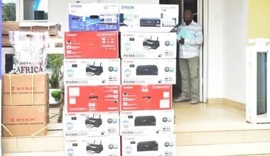 Imprimantes d'ordinateur stockées dans une pièce.