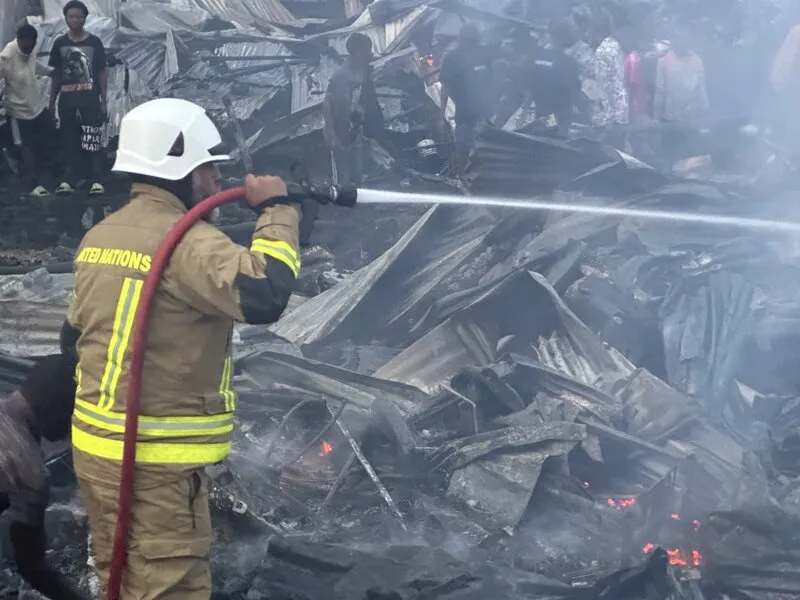 Un pompier éteint un incendie.