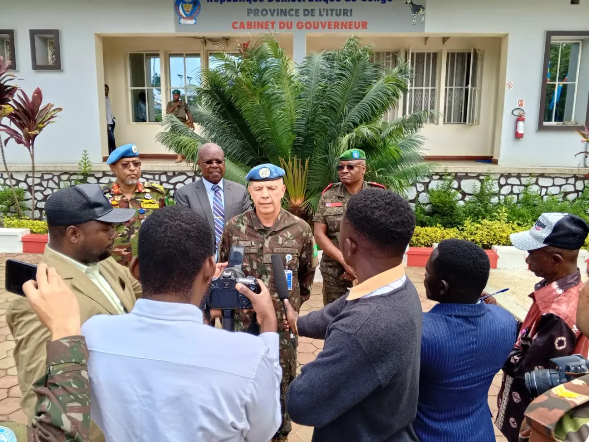 Accompagné du Commandant du Secteur Nord, le Général Md. Saiful Alam Bhuiyan, et du Commandant du contingent népalais, le Colonel Deepak Khadka, le Commandant de la Force a rencontré les troupes et passé en revue les activités conduites depuis la base opérationnelle mobile de la MONUSCO.