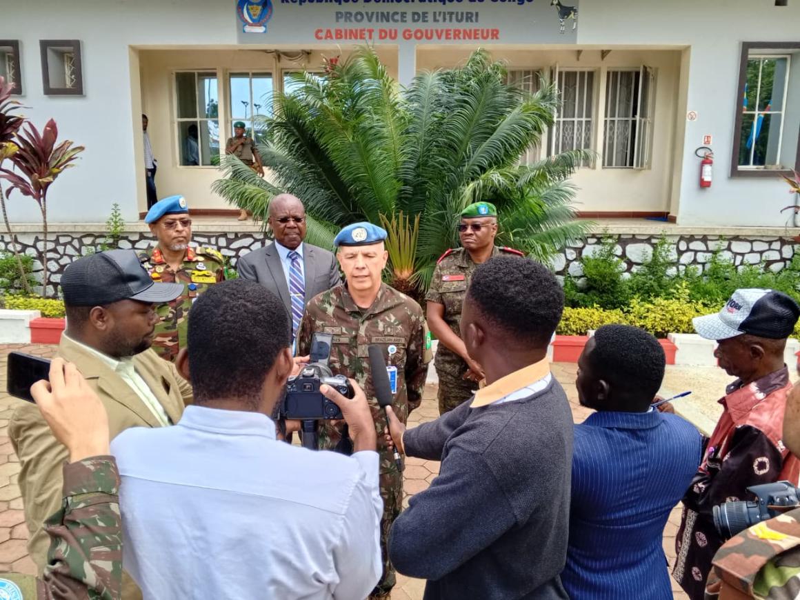 Accompagné du Commandant du Secteur Nord, le Général Md. Saiful Alam Bhuiyan, et du Commandant du contingent népalais, le Colonel Deepak Khadka, le Commandant de la Force a rencontré les troupes et passé en revue les activités conduites depuis la base opérationnelle mobile de la MONUSCO.